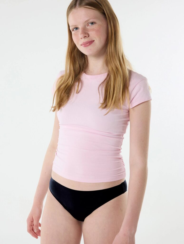 une adolescante portant sa culotte menstruelle ado smoon