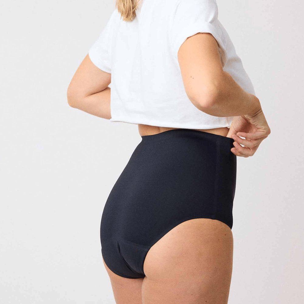 une femme profitant des bienfaits de la Culotte menstruelle Calliope taille haute et gainante smoon